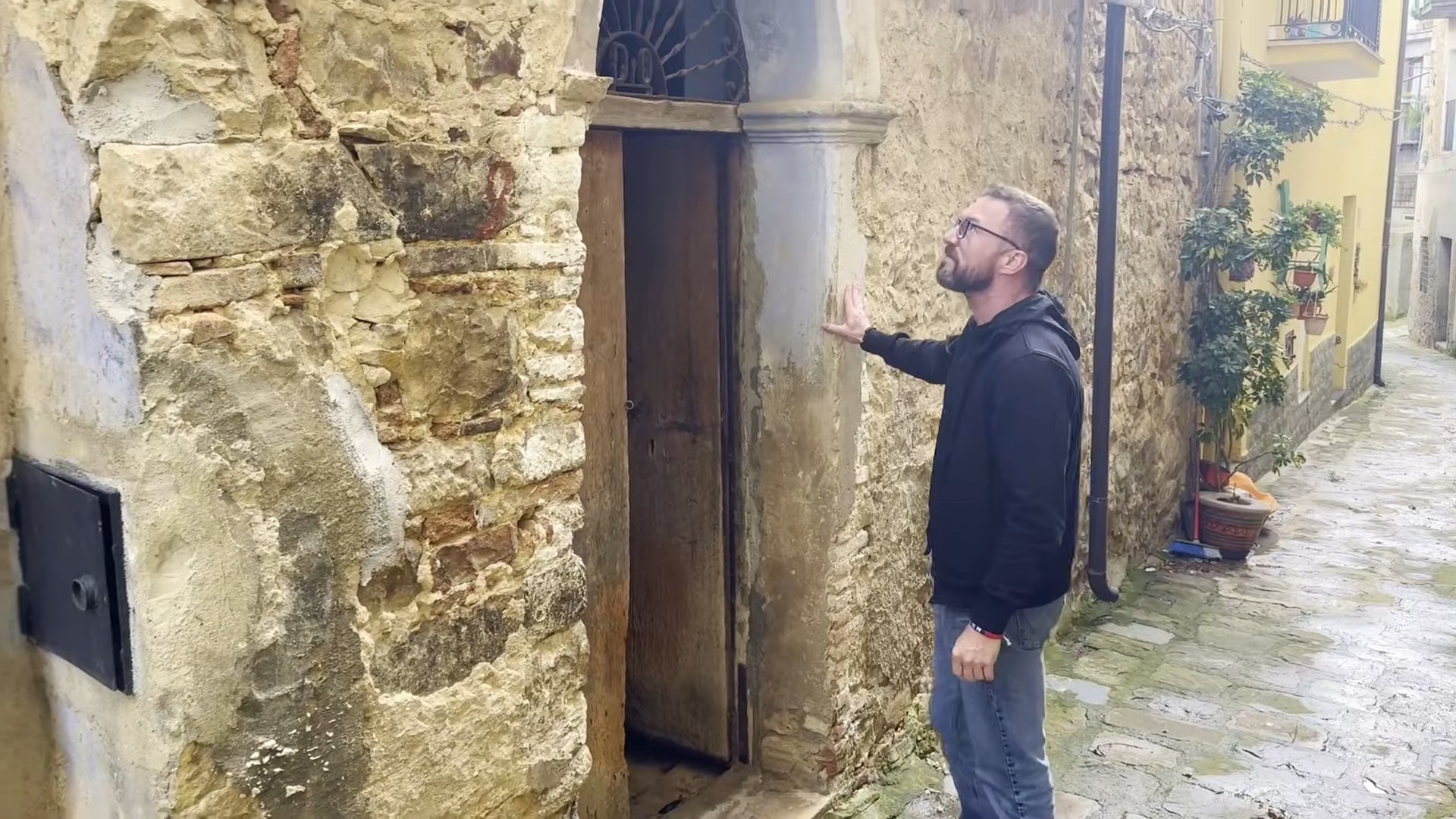 Joe seeing inside his Santo Stefano di Camastra home for the first time